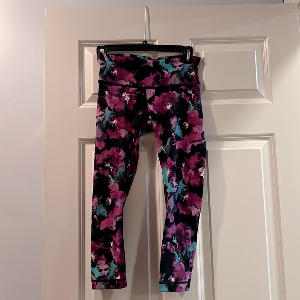 Lululemon EUC Wunder Under Crop Size 4